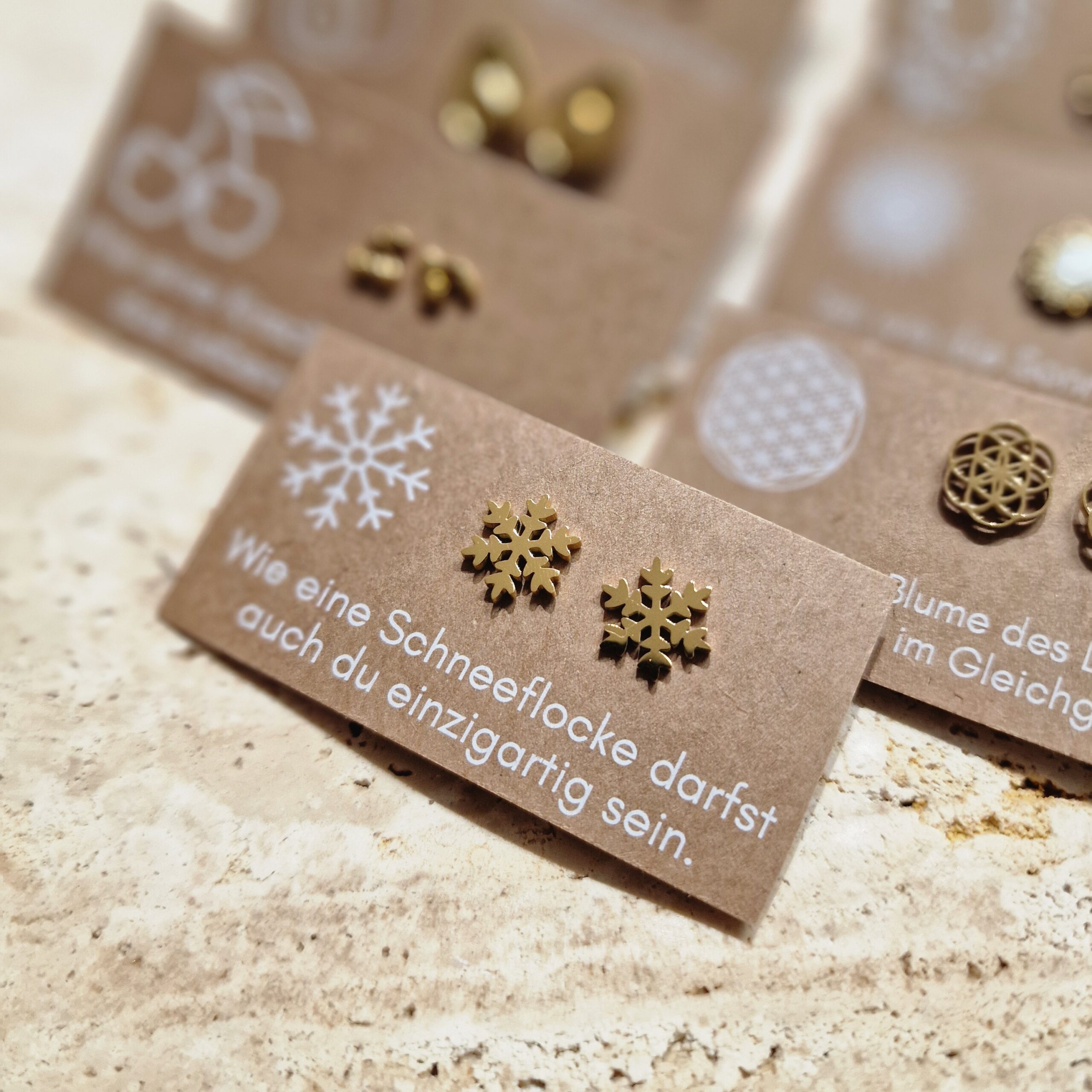 Ohrstecker, ohrringe, ohren, ohr, ohrschmuck, schmuck, schenken, geschenk, edelstahl, hypoallergen, wasserfest, farbecht, färbt nicht ab, farbe, verliert, eferding, obnerösterreich, online, einkaufen, anbieter, region, regional, kaufen, shoppen, geschäft, laden, in, meiner nähe, geschenksidee, freundin, beste, frau, ehefrau, partnerin, liebe, pflanzenlieben, freund, gold, edelstahl, biene, bee, happy