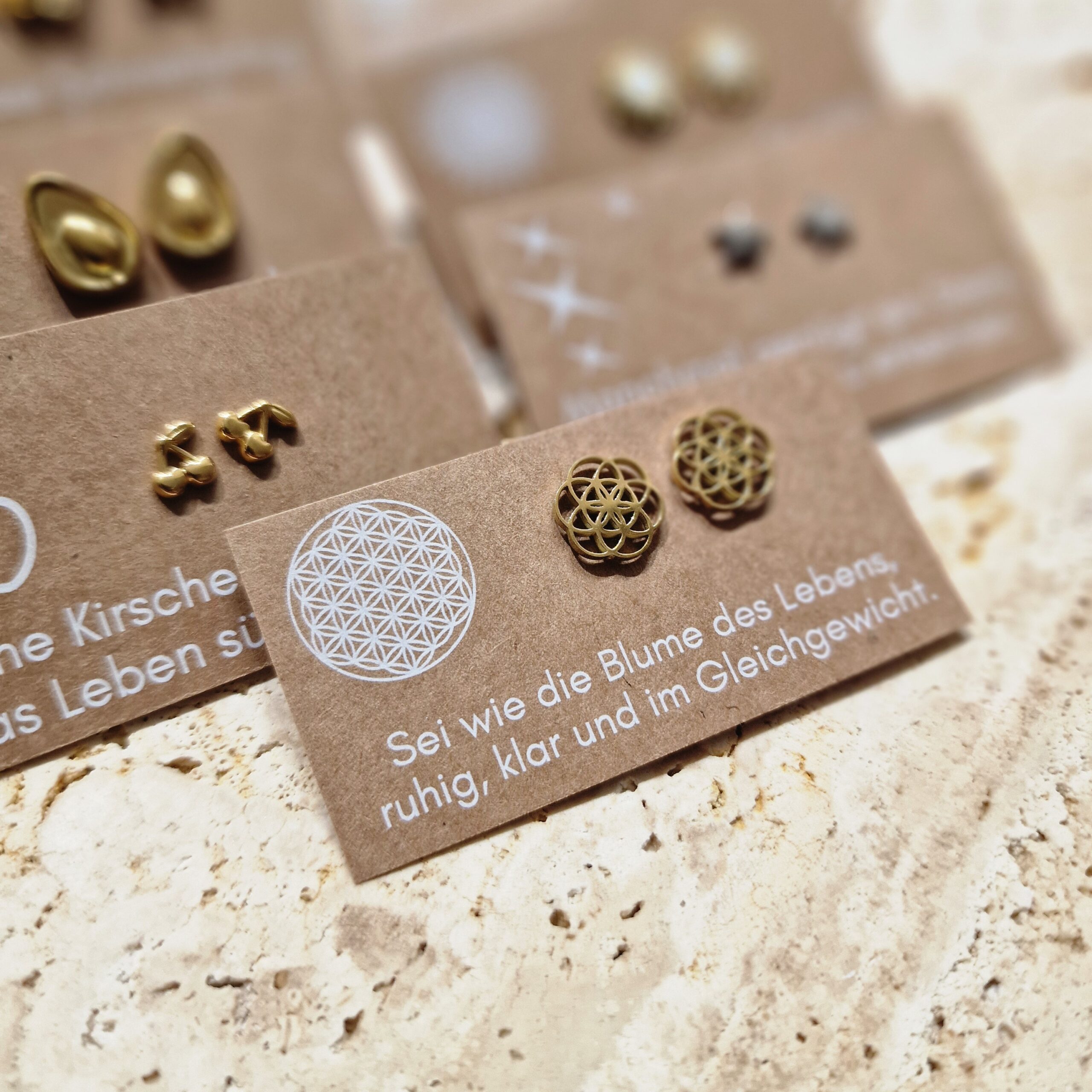 Ohrstecker, ohrringe, ohren, ohr, ohrschmuck, schmuck, schenken, geschenk, edelstahl, hypoallergen, wasserfest, farbecht, färbt nicht ab, farbe, verliert, eferding, obnerösterreich, online, einkaufen, anbieter, region, regional, kaufen, shoppen, geschäft, laden, in, meiner nähe, geschenksidee, freundin, beste, frau, ehefrau, partnerin, liebe, pflanzenlieben, freund, gold, edelstahl, biene, bee, happy