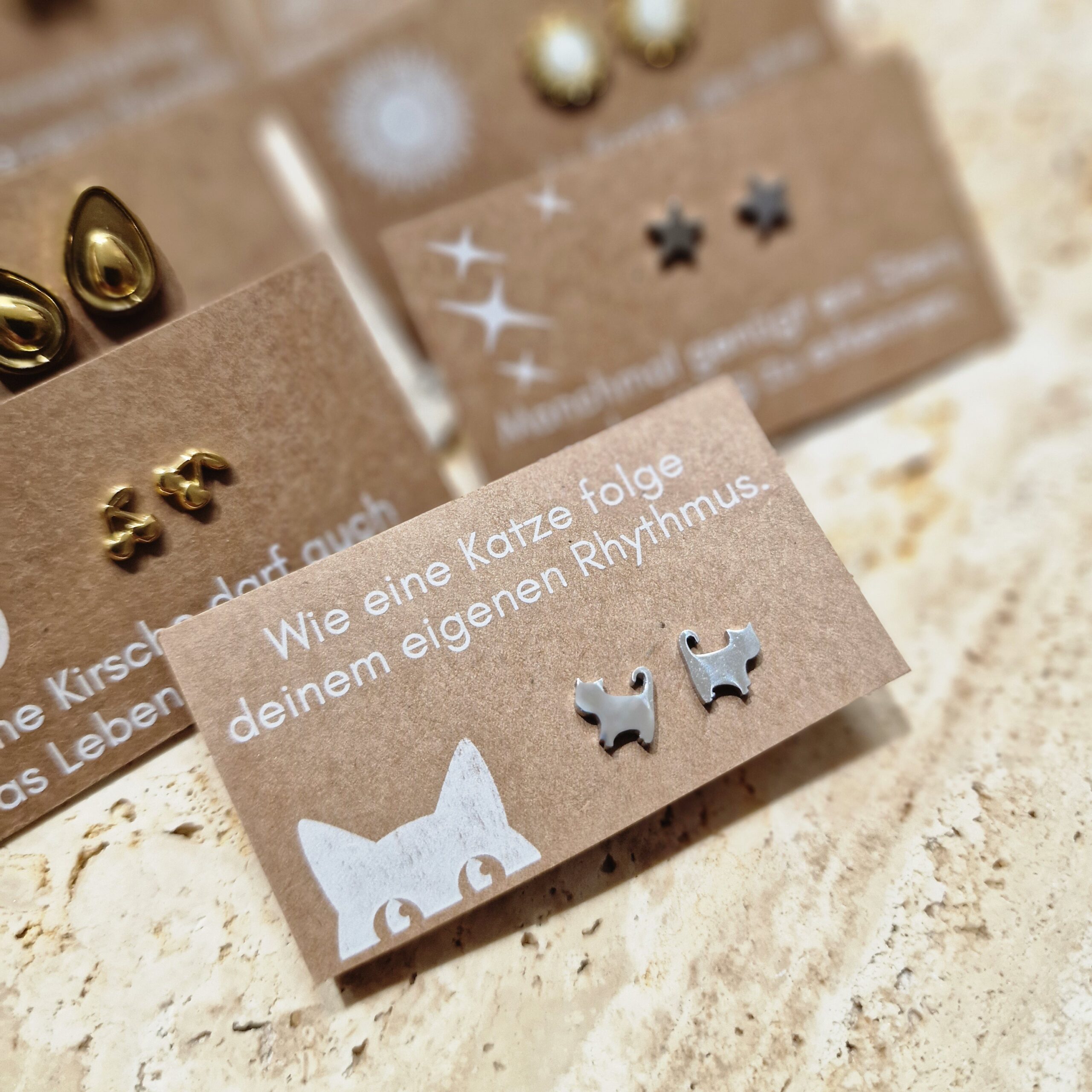 Ohrstecker, ohrringe, ohren, ohr, ohrschmuck, schmuck, schenken, geschenk, edelstahl, hypoallergen, wasserfest, farbecht, färbt nicht ab, farbe, verliert, eferding, obnerösterreich, online, einkaufen, anbieter, region, regional, kaufen, shoppen, geschäft, laden, in, meiner nähe, geschenksidee, freundin, beste, frau, ehefrau, partnerin, liebe, pflanzenlieben, freund, gold, edelstahl, biene, bee, happy, cat, katze